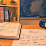 Cours particuliers aide aux devoirs Toulon : cahier et planning sur table